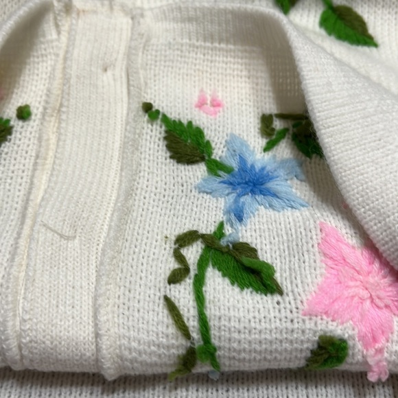 Vintage Sweater Bee By Banff White Cardigan Hand Embroidered Flowers Sz M EUC - Picture 9 of 13